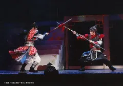 【中古】生写真(男性) 荒牧慶彦(周瑜)・早乙女友貴(太史慈)/ライブフォト・横型/剣劇「三國志演技～孫呉」セブンプリント 舞台ブロマイド