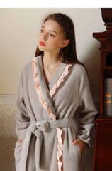 長袖睡衣連衣裙 睡衣 公主風 居家服 長款 寬鬆 連衣裙 睡衣 遮肉 天使風 睡裙 優雅居家服 睡衣 蕾絲 成人 毛絨絨 厚實 保暖 粉色 灰色 M L XL