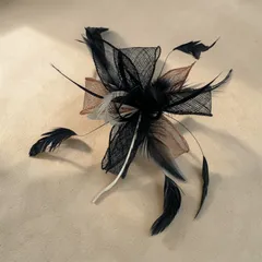 大人可愛いブラックフェザーコサージュ｜ヘアアクセ・ドレスアップに