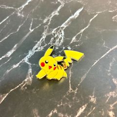 海外限定 !! 】ピカチュウ ポケモン 金属製 ピンバッジ - メルカリ