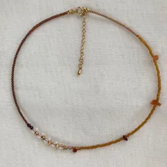 ブラウン×ゴールド ビーズネックレス／ナチュラル 上品 シンプル 重ね付けにも◎