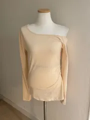 華奢フィット 片方オフショルダー シャーリング長袖Tシャツ(新品)