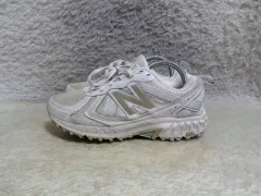 240 ニューバランス mt410 アイボリー スニーカー 中古 靴