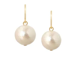 【新品】 [スズメの国 装身具]ピアス 樹脂ピアス 樹脂フック コットンパール 12ｍｍ キスカ 軽い シンプル 揺れる 結婚式 クリスマス (ゴールドカラー)