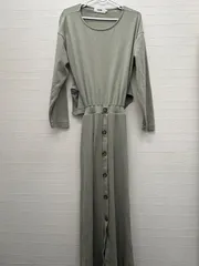 AZUL BY MOUSSY（アズールバイマウジー）のフロントボタンデザインが特徴的なロングワンピース