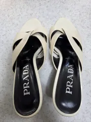 プラダ アイボリー サンダル ヒール