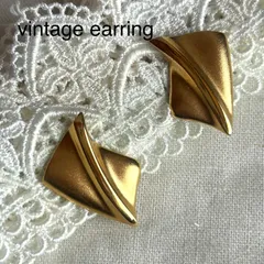 A04022ヴィンテージ 艶消しゴールドのスクエアイヤリング