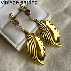 A04028ヴィンテージ ゴールド羽根型プレートのゆらゆらイヤリング