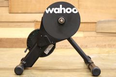 直接渡し】Wahoo KICKR CORE (床マット【黒】付き) - メルカリ
