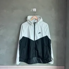 ナイキ ウィンドランナー ウィンドブレーカー 白黒
