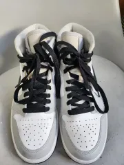 ナイキ エアジョーダン 1 ミッド ウィメンズ ライト スモーク グレー