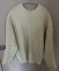 ケーブル編みニット