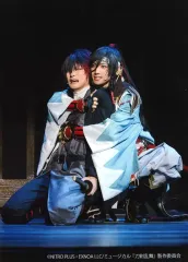 【中古】生写真(男性) 石川凌雅(肥前忠広)・有澤樟太郎(和泉守兼定)/ライブフォト・全身・キャラクターショット・2Lサイズ/「ミュージカル『刀剣乱舞』 ～江水散花雪～」ローソンプリント限定ブロマイド
