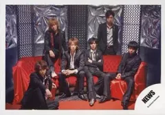 【中古】生写真(ジャニーズ) NEWS/集合(6人)/横型/黒スーツ・赤いソファに腰掛け/公式生写真