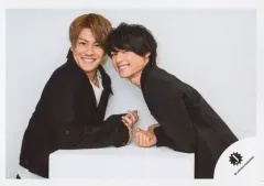 【中古】生写真(ジャニーズ) ジャニーズJr./松村北斗・森本慎太郎/横型・上半身・衣装黒白・台の上に手を置く/ジャニーズJr.祭り2018 グッズ撮影オフショット