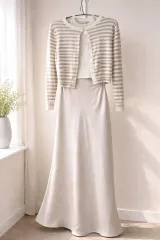 ボーダー柄カーディガン + アイボリー ロングスカート