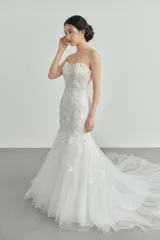 桂由美 YUMIKATSURA マーメイドライン ウェディングドレス ホワイト 白 ユミカツラ　フラワーモチーフ　立体刺繍　チュール