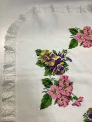 マルチカバー　クロスステッチ刺繍　長方形　レース縁取り　花柄　ホワイト　W169