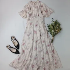 tocco closet トッコクローゼット フラワープリント×フラワー刺繍シャーリングネックフレアスリーブワンピース (105K＋0567)26N