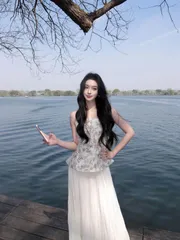 送料無料 ドレス ワンピース レディース 夏 高見え オフショルダー 抹胸 ジャカード ギャザー ウエスト 絞り ノースリーブ Aライン ベージュ S M L かわいい 上品 スタイリッシュ 絶美