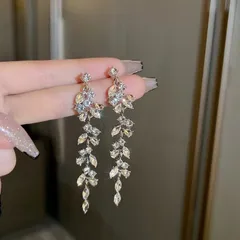 ピアス 韓国風 ラインストーン ロング 揺れる キラキラ 上品 高見え 小顔効果 パーティー 結婚式 レディース