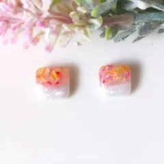 no.550　レジン　スクエア　ぷっくり　ホワイト　カラフル花びら　ピアス　イヤリング　ハンドメイド