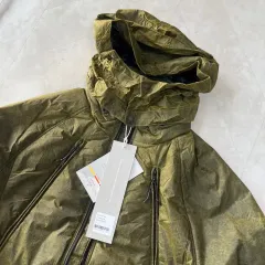 新品 UNAFFECTED パデッド オブリーク ジップ アウター クラック オリーブ