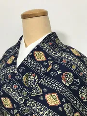 【中古】 Sサイズ 子供着物 ウール ジュニアサイズ 女児用 濃紺地に華紋模様 袷着物 のサムネイル
