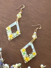 揺れるお花のピアス　レジンアクセサリー　イエロー　ハンドメイド