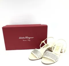 【Salvatore Ferragamo】サルヴァトーレフェラガモ レザーサンダル パンチングデザイン レディース イタリア製 ホワイト 白色 カットワーク パンチングモチーフ ロゴ入り アンクルストラップ US7 24cm 箱付き ヒールサンダル エレガント