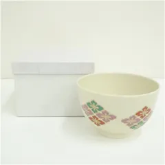 京焼　加藤藤山造　色絵花菱茶碗（紙箱）  茶道 抹茶 おしゃれ 抹茶茶碗 抹茶碗 和食器 レトロ 茶器 骨董 茶わん 茶会 茶の湯 3月 春