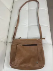 送料無料！！Hush Puppies ハッシュパピー　メンズショルダーバッグ　合皮ショルダーポーチバッグ　肩掛けミニバッグ　キャメルカラー　#80409MOML4のサムネイル