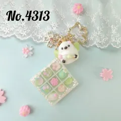 No.4313 シマエナガと春の和菓子BOXキーホルダー