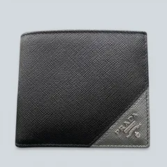 PRADA 展示品級 プラダ サフィアーノ ロゴ メタル 二つ折り財布 2MO738 レザー ブラック グレー バイカラー コンパクトウォレット カードケース ミニ財布 トライアングル 箱付き ギフト プレゼント 美品 SAランク 中古 鑑定済 プラダ財布