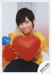 【中古】生写真(ジャニーズ) 少年忍者/田村海琉/膝上・座り・衣装黄・紺・両手ハートの風船・左向き・首傾げ・笑顔・歯見せ/「SUMMER STATION パパママ一番 裸の少年 夏祭り!」グッズオフショット/公式生写真のサムネイル