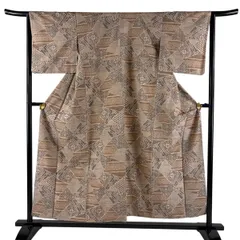 紬 身丈154.5cm 裄丈64.5cm M 袷 亀甲 菱 薄茶色 正絹 秀品 【中古】