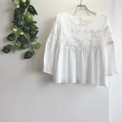 良品✨ アースミュージックアンドエコロジー earth music&ecology チュニック ブラウス レース 花柄 刺繍 フレア Aライン 七分袖 ペプラム ラウンド ネック バックボタン ナチュラル 大人可愛い 清楚 上品 ふんわり 重ね着 カジュアル