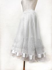 ふわふわ】新品 白 ラインストーン 裾サテン 中丈 スカートm055