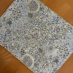 30*40少し大きめ男女で使えるランチョンマット・敷物・マルチカバー裏布付き／リバティ「アデラジャ」使用／雪・結晶・星