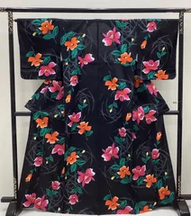 中古品　レディース　浴衣　夏着物　黒色　カラフルな花　綿　R670