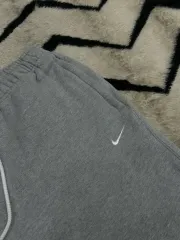 M NIKE NRG ソロ スウッシュ フリース ジョガーパンツ/グレー