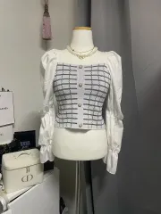 ほぼ新品) パールボタン装飾 スクエアネック ブラウス