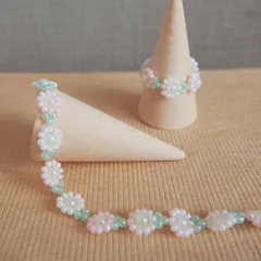 つやつやなマーガレットのブレスレットとビーズリングのセット フラワー 小花