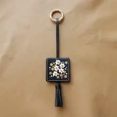 フラワーモチーフ レザーキーホルダー バッグチャーム ハンドメイド 本革 手作り ナチュラル かわいい ギフト 誕生日プレゼント プチギフト ストラップ 記念日 お祝い  SGPJ217