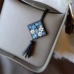 フラワーモチーフ レザーキーホルダー バッグチャーム ハンドメイド 本革 手作り ナチュラル かわいい ギフト 誕生日プレゼント プチギフト レディース おしゃれ  SGPJ218