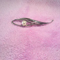 美品❣️本真珠パールブローチ　シルバー⭐︎上品レディース