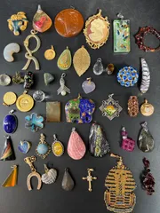 z218ヴィンテージ　ペンダントトップ　まとめ売り大量　ヴィンテージショップ　卸　アクセサリー