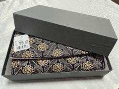 印傳屋【新品未使用】巾着袋黒ベージュの柄伝統工芸品印伝 革鹿革 印傳屋 【新品 未使用】【美品】巾着袋 ブラック 黒 ベージュのトンボ