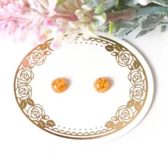 no.556　シンプル　オレンジのお花の小さいピアス　イヤリング　ハンドメイド