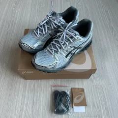 275 アシックス x アーバンリサーチ ゲル カヤノ 14 ピュア シルバー ブラック